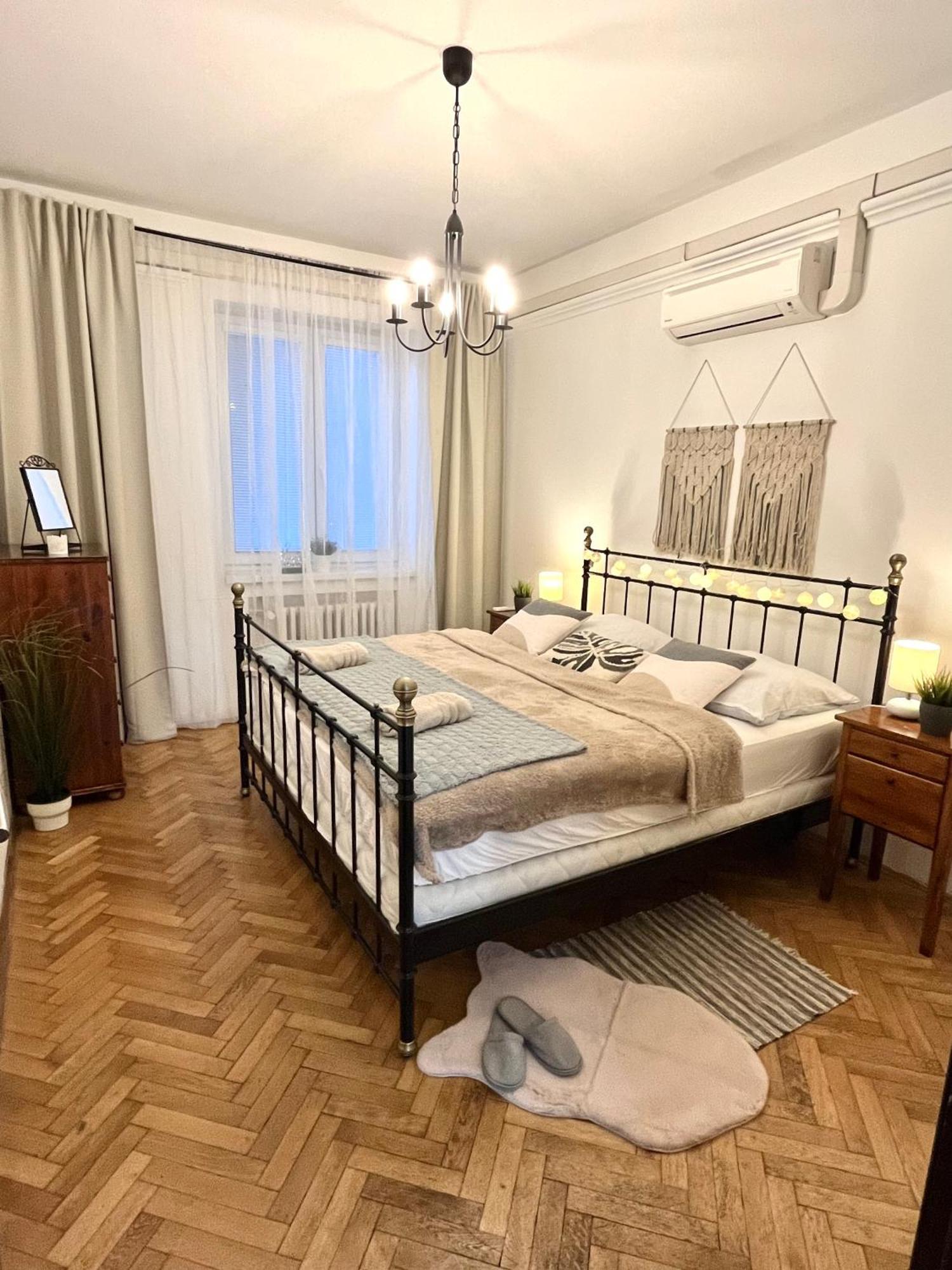 Audrey Hepburn Apartment Old Town Air Conditioned Bratislava Esterno foto